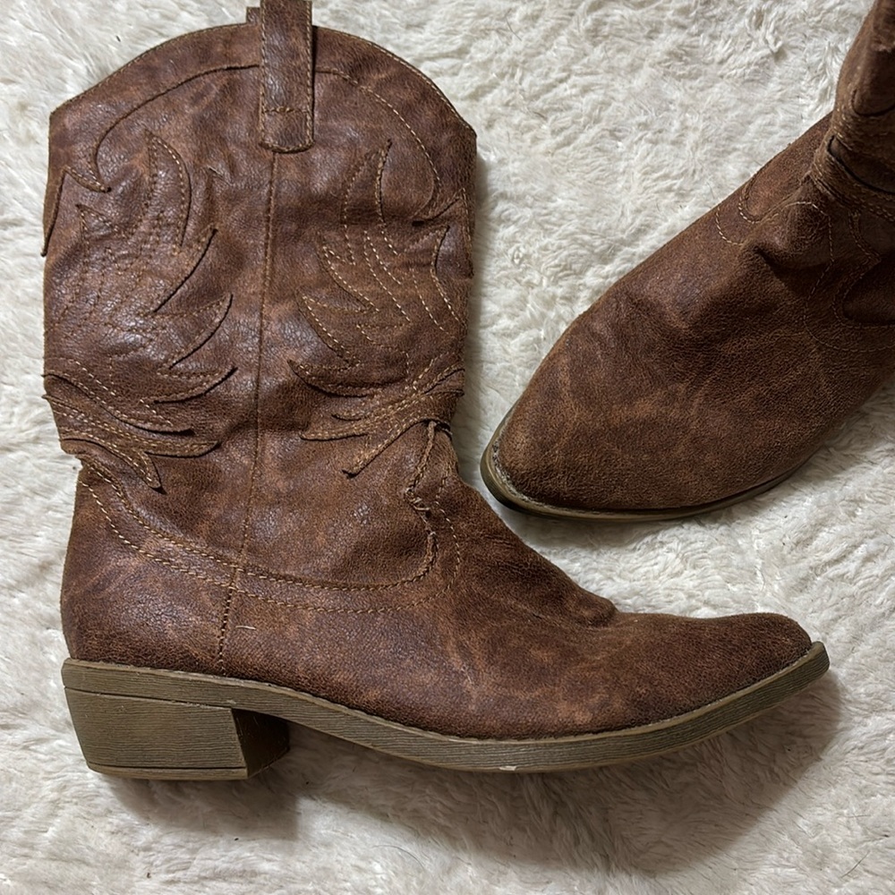 Women’s size 7, chestnut brown heeled boots.